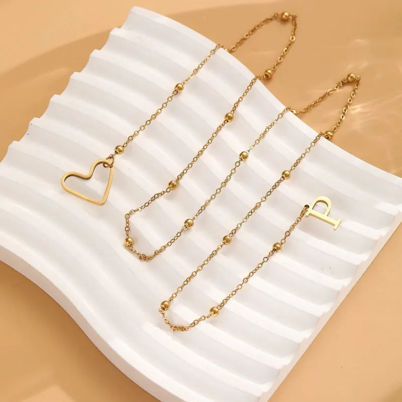Y alakú nyaklánc kezdőbetűvel és szívvel