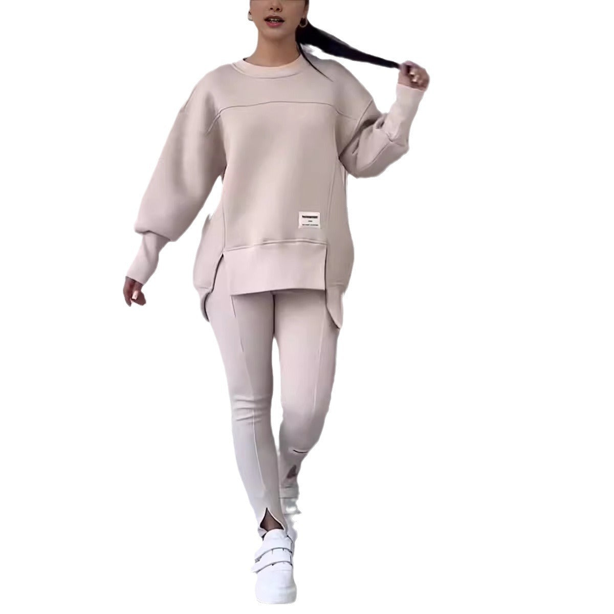 Egy hosszú ujjú, mintás pulóverből és leggingsből álló, szabálytalan szett.