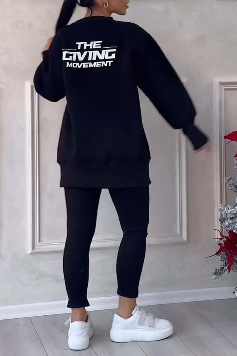 Egy hosszú ujjú, mintás pulóverből és leggingsből álló, szabálytalan szett.
